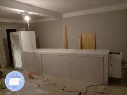 колдрум в барную стойку с отделом для бутылок